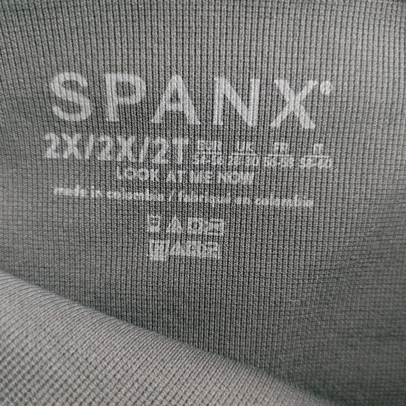 NWOT SPANX High Waisted Look At Me Now Seamless Leggings in Black Camo Sz. 2X - Picture 6 of 6